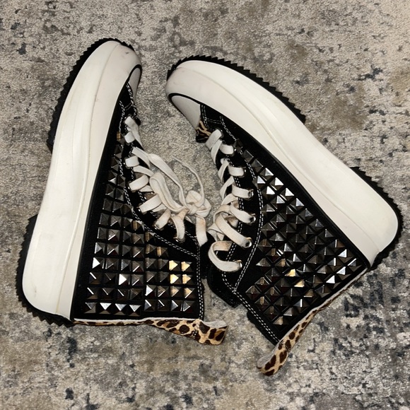 Steve Madden Shark Sneakers - Picture 3 of 4